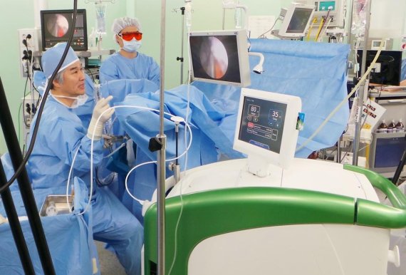 서울성모병원 비뇨기과 김세웅 교수(왼쪽 첫번째)가 전립선비대증 환자에게 XPS 라이브 수술을 진행하고 있다.