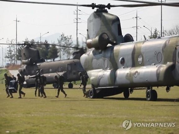 소화기 사격취약한 군용헬기 '방탄킷' 장착해 생존성 높여
