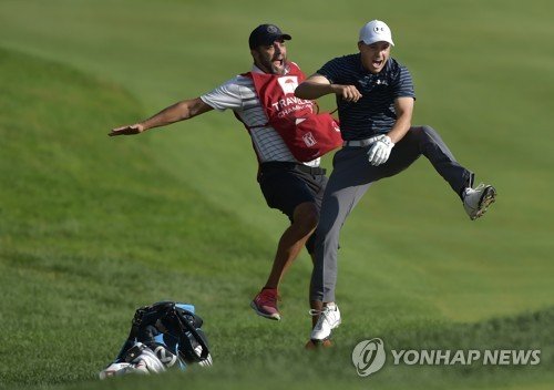 스피스(오른쪽)의 연장 벙커샷 성공 후 환호 장면. [AP=연합뉴스] /사진=연합뉴스