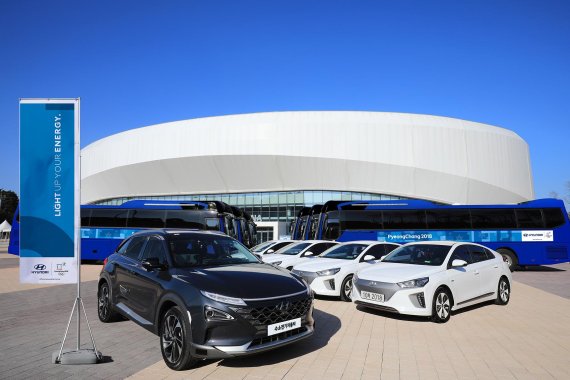 2차세대 수소전기차 등 현대자동차의 평창동계올림픽 후원차량이 강릉 아이스아레나 앞에 서 있다.