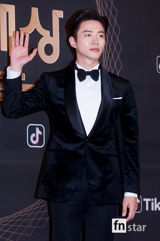 [포토] 2PM 준호, ‘영락없는 배우 비주얼’ - 헉스