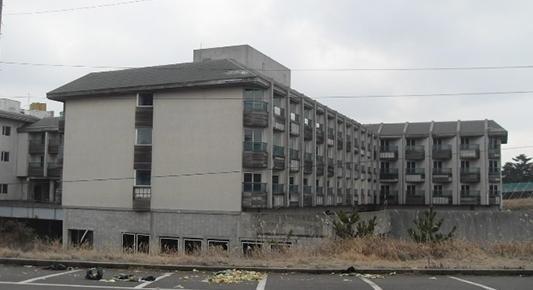 ㈜엠제이아이가 경매로 사들인 옛 르네상스호텔. 제주시 애월읍 평화로 2477에 있는 옛 르네상스호텔은 대지면적 1만8900㎡에 연면적 4만7000㎡ 101실 규모의 중대형급 호텔이다. 그러나 지난 1997년 증축공사 과정에서 중단돼 20년간 방치돼 왔다. 제이스테판 제㈜(옛 세우테크)는 자회사인 ㈜엠제이아이는 일대에 13만817㎡(약 4만평) 규모의 리조트 조성한다. 이곳에는 향후 1만㎡ 규모의 카지노를 임대 운영할 방침이다.