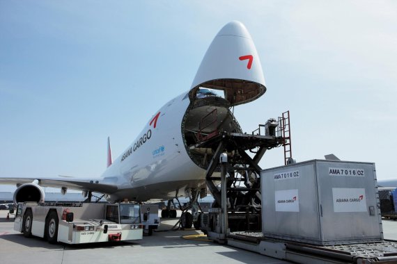 아시아나항공 임직원들이 1일 인천국제공항 화물터미널에서 아시아나항공 보잉747 화물기에 화물을 탑재하고 있다. /사진=fnDB
