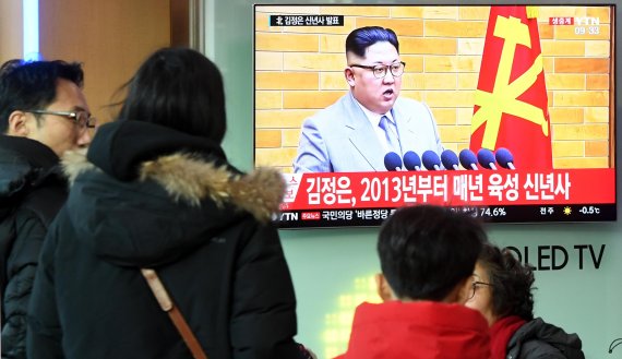 무술년 새해 1일 서울역 대합실에서 북한 김정은의 신년사가 방송되고 있다. 사진=박범준 기자