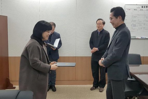 SK텔레콤 허선영 고객가치혁신실장(왼쪽)이 지난해 29일 방송통신위원회 사무처장실에서 방통위 조경식 사무처장으로부터 방통위원장 표창을 받고 있다.