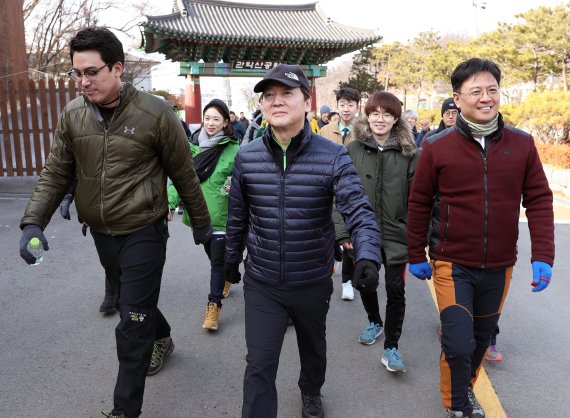 국민의당 안철수 대표가 무술년 새해 첫날인 1일 오후 서울 관악산에서 청년들과 새해맞이 산행에 나서고 있다. 연합뉴스