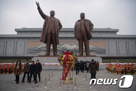 북한 주민들이 평양 만수대언덕 김일성과 김정일 동상에 헌화하고 있다. © AFP=뉴스1 © News1 최종일 기자