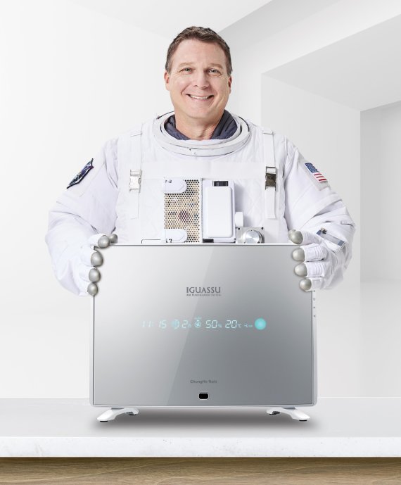 청호나이스 광고모델로 발탁된 테리 버츠 전 NASA 우주비행사가 '휘바람 숨소리 ULPA 공기청정기'를 감싸고 미소 짓고 있다. 사진=청호나이스
