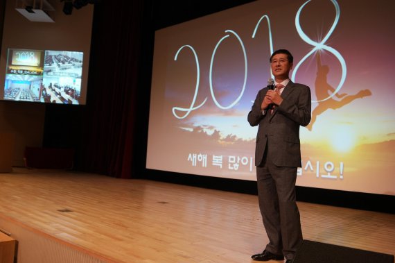 이윤태 삼성전기 사장이 2일 수원사업장에서 열린 시무식에서 신년사를 하고 있다.