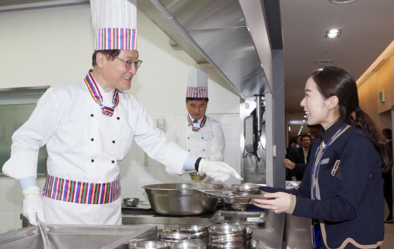 위성호 신한은행장은 2일 서울 중구 세종대로 소재 신한은행 본점에서 시무식을 열고 올해 전략목표인 ‘Redefine 신한, Be the NEXT’를 선포했다. 위 행장이 같은 날 직원식당에서 점심 메뉴인 떡국을 배식하며 직원들과 새해인사를 나누고 있다.