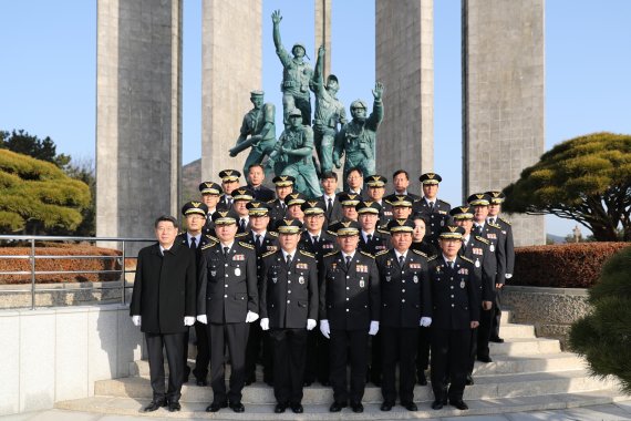 남해지방해양경찰청은 2일 청사 1층 강당에서 '2018년 시무식'을 갖고 본격적인 업무에 들어갔다. 이날 시무식에 앞서 류춘열 남해해양경찰청장은 이명준 부산해양경찰서장, 박종철 중앙해양특수구조단장, 조용명 해양경찰정비창장 등 주요간부 30여명과 함께 부산 중앙공원 충혼탑을 방문해 호국영령과 전몰군경에 참배했다. 주요간부들이 충혼탑 참배 후 기념촬영 하고 있다.