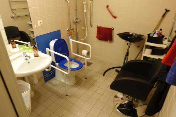 스웨덴 치매 환자 데이케어센터인 실비아헴메트 욕실은 변기는 파란색, 목욕 의자는 검은색, 세면대는 하얀색, 수건은 빨간색 등으로 구분해 치매 환자들이 용도를 쉽게 구분할 수 있도록 만들었다.