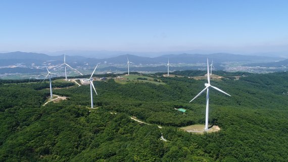 동서발전의 1호 풍력발전사업인 경주풍력발전소(16.8㎿). ESS(에너지저장장치)설비와 연계돼 경주지역 전력 안정화에 기여하고 있다.