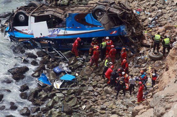 페루 파사마요에서 2일(현지시간) 구조대원들이 절벽 아래로 추락한 버스를 수색하고 있다.신화연합뉴스