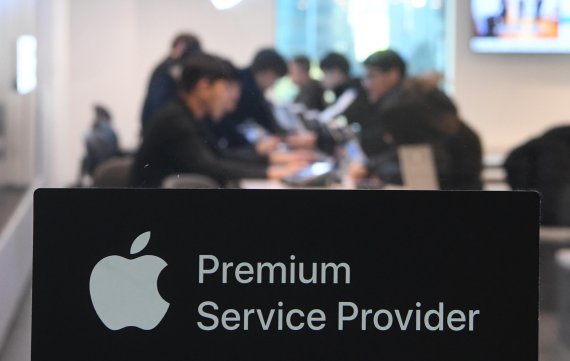 애플코리아가 3일 '아이폰' 배터리 교체 신청 접수를 시작한 가운데 3일 서울의 한 애플 애프터서비스(AS)센터에서 고객들이 상담을 받고 있다. 사진=김범석 기자