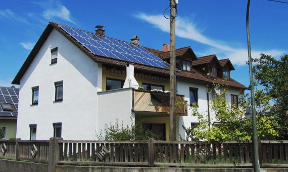 주택용 태양광 발전기를 설치한 모습.