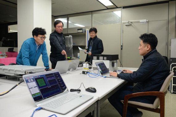 한국전자통신연구원(ETRI)은 지하철에서 1Gbps급 데이터 전송이 가능한 모바일 핫스팟 네트워크(MHN) 기술을 개발해 서울시에 적용키로 했다. ETRI 연구진이 4일 MHN-E 랩 시험을 진행하고 있다.