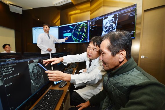 한 암환자(오른쪽 첫번째)가 가천대 길병원 'IBM 왓슨 인공지능 암센터'에서 왓슨 진료와 다학제 진료를 마친 후 주치의에게 설명을 듣고 있다.
