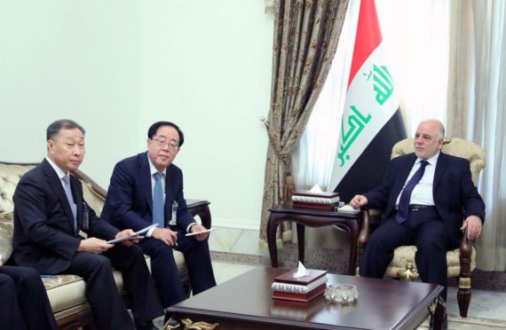 한화건설 최광호 대표이사(왼쪽 두번째)가 연말 이라크 현지에서 하이데르 알 아바디 이라크 총리를 예방하고 있다.