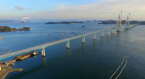 충남 보령 원산도와 태안 안면도를 잇는 해상교량의 뼈대 공사가 완료돼 위용을 드러내고 있다.