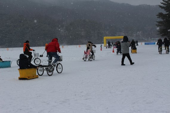 경기 포천 산정호수 썰매축제에 참가한 사람들이 자전거썰매를 즐기고 있다.