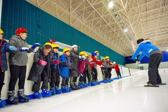 광주실내빙상장에 체험학습을 나온 초등학생들이 강습을 받고 있다.