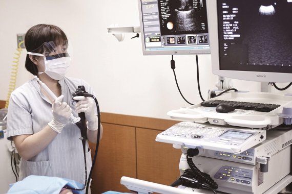 강동경희대병원 호흡기내과 장복순 교수가 기관지 초음파 내시경을 이용한 '세침흡인술'을 이용해 환자에게 폐암검사를 시행하고 있다.