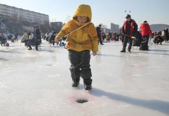 새해 첫 주말을 맞은 6일 가족과 함께 홍천강인삼송어축제장을 찾은 한 어린이가 강태공처럼 진지하게 얼음송어 낚시를 하며 즐거운 주말 오후를 보내고 있다. 사진=서정욱 기자