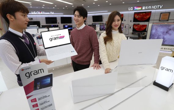 LG전자는 7일 2018년형 'LG 그램' 신제품을 국내에 출시하고 신학기를 겨냥해 전국 판매점에서 본격적인 마케팅에 돌입했다.