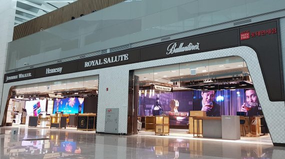 인천국제공항 제2여객터미널에서 오는 18일 개장하는 롯데면세점의 '플래그십 스토어'