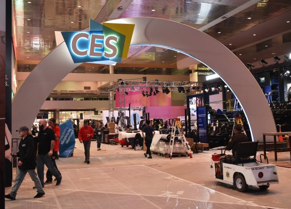 지난 6일(현지시간) 세계 최대 가전전시회인 CES 2018의 주무대인 미국 라스베이거스 컨벤션센터에서 각 업체 관계자들이 마무리 점검을 하고 있다. CES 2018은 9일부터 12일까지 나흘간 열린다. 연합뉴스