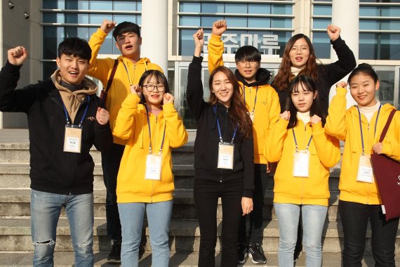 광주 전남대학교 캠퍼스에서 '2018년 삼성드림클래스 겨울캠프'에 참가한 중학생들과 대학생들이 캠퍼스 투어를 하며 화이팅을 외치고 있다.