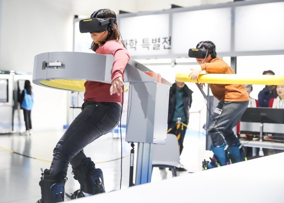 부산 기장군 동부산관광단지에 위치한 국립부산과학관이 개관 2년 만에 누적관람객 200만명을 돌파할 것으로 예상된다. 관람객들이 부산과학관에서 진행하고 있는 '동계스포츠과학 특별전'에 최근 새롭게 도입된 VR(가상현실) 스노보드 시뮬레이터를 체험하고 있다.