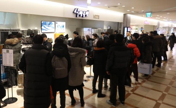 롯데백화점 잠실점 식빵공방 특설매장에서 고객들이 빵을 사기 위해 줄을 서 있다.