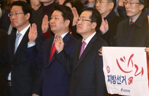 홍준표 자유한국당 대표(오른쪽)가 8일 대구 엑스코에서 열린 대구시당 신년인사회에 참석해 6·13선거 필승을 다짐하고 있다. 연합뉴스