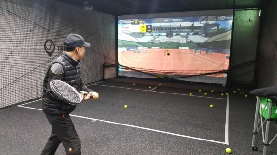 지난 6일 서울 삼성동 테니스팟 1호점에서 테니스 동호인인 기자의 지인이 테니스팟 랠리모드(대전모드)를 체험하고 있다.