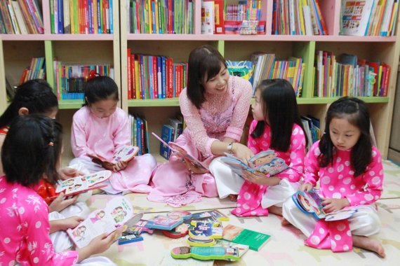 LG 서비스 전문 기업 서브원이 마련한 '서브원 상상문고'에서 어린이들이 동화책을 읽고 있다.