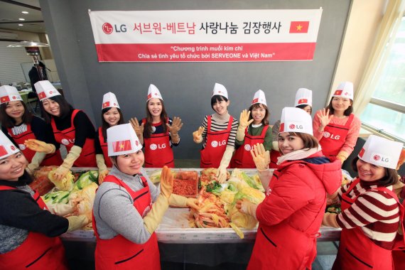 서브원은 이주여성들의 한국문화 이해를 돕기 위한 '사랑의 김장행사'도 지속적으로 펼치고 있다.