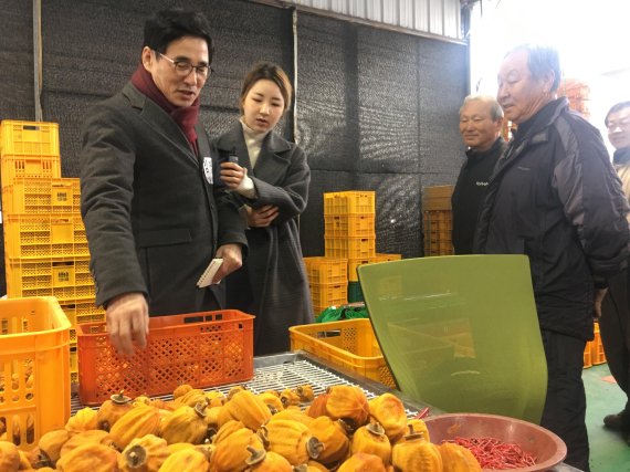 김장주 경북도 행정부지사(왼쪽 첫번째)가 상주 구마이곶감마을을 찾아 관계자로부터 설명을 듣고 있다.