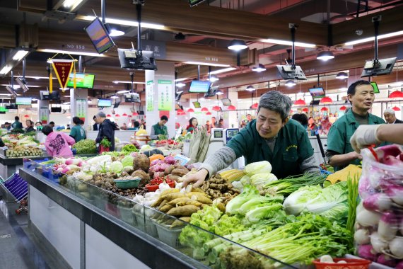 중국 항저우에 위치한 '루오지아장 농수산물시장'에서 상인들이 물건을 판매하고 있다.