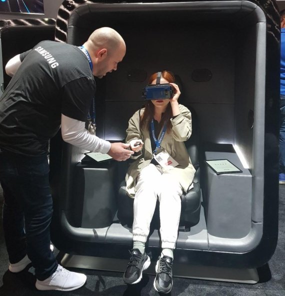 기자가 9일(현지시각) 미국 라스베이거스 컨벤션센터(LVCC)에서 VR 기기를 통해삼성전자 디지털콕핏을 체험하고 있다. /사진=권승현 기자