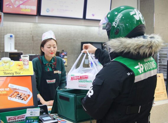 메쉬코리아의 부릉 기사가 9일 크리스피 크림 도넛 대치점에서 고객에게 배송할 제품을 픽업하고 있다.