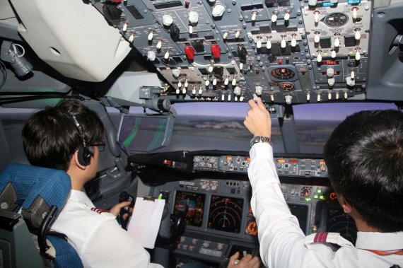 진에어 운항승무원들이 모의비행훈련장치(Simulator)에서 정밀접근계기비행 훈련을 하고 있다./사진=fnDB