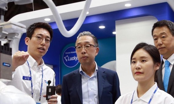 두산 경영진, 세계 최대 전자쇼 CES 대거 참관