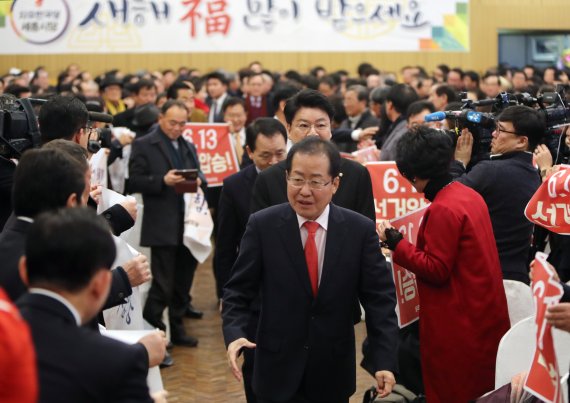 홍준표 한국당 대표가 10일 충남 천안 세종웨딩홀에서 열린 신년인사회에 참석하고 있다. 연합뉴스