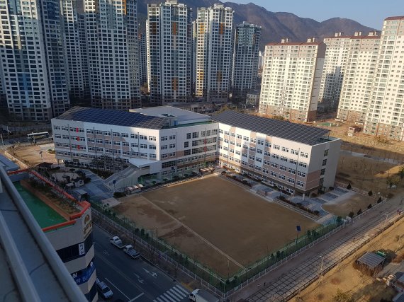 경남 양산 물금중학교가 오는 3월 신학기에 맞춰 학생들을 맞을 채비를 하고 있다.