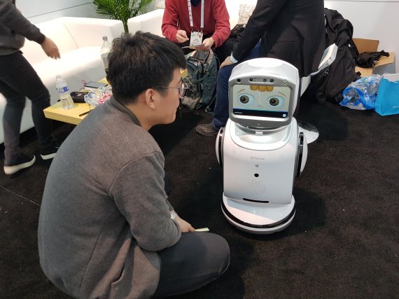 9일(현지시각) 미국 라스베이거스 컨벤션센터(LVVC)에서 중국의 스타트업 '치한' 관계자가 AI 로봇 '치한'의 음성인식 기능을 선보이고 있다. /사진=권승현 기자