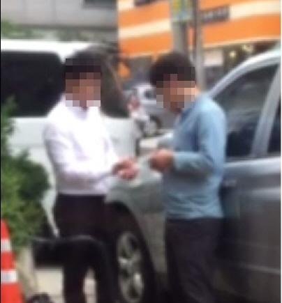 가짜상품 유통업자를 찾아달라는 의뢰를 받은 민간조사원(사설탐정) D씨가 거래 현장을 촬영한 사진.