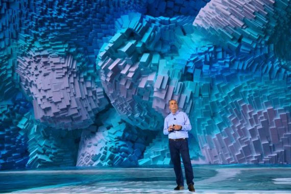 인텔의 브라이언 크르자니치 CEO가 9일(현지시간) 미국 라스베이거스에서 열린 'CES 2018'에서 기조연설을 하고 있다.