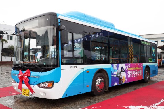 창원시가 경남 최초로 전기버스 운행에 들어간다. 지난해 12월 1달간 시범운행에 이어 122번 노선에 정식으로 투입돼 운행된다.